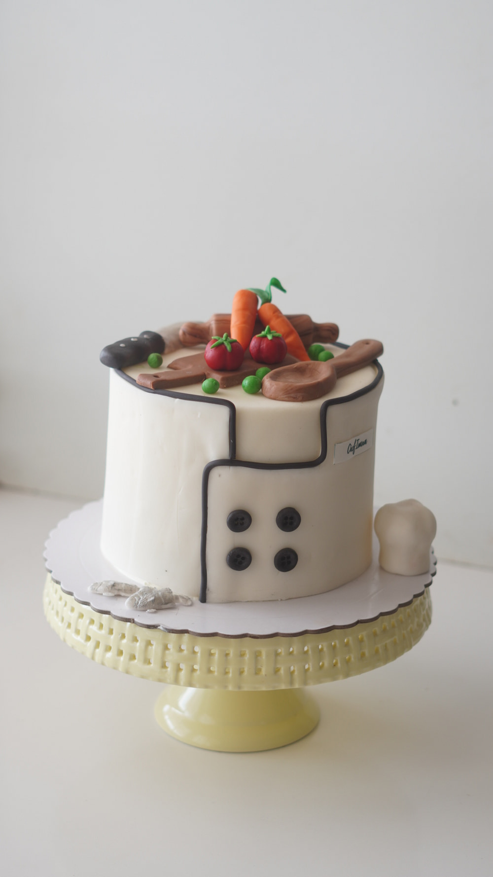 TARTAS CON MODELAJE A MANO EN 3D Tarta de cumpleaños personalizada elaborada artesanalmente en León, España, con decoración en fondant, pasta de azúcar o modelaje 3D, y temática de Cocinera
