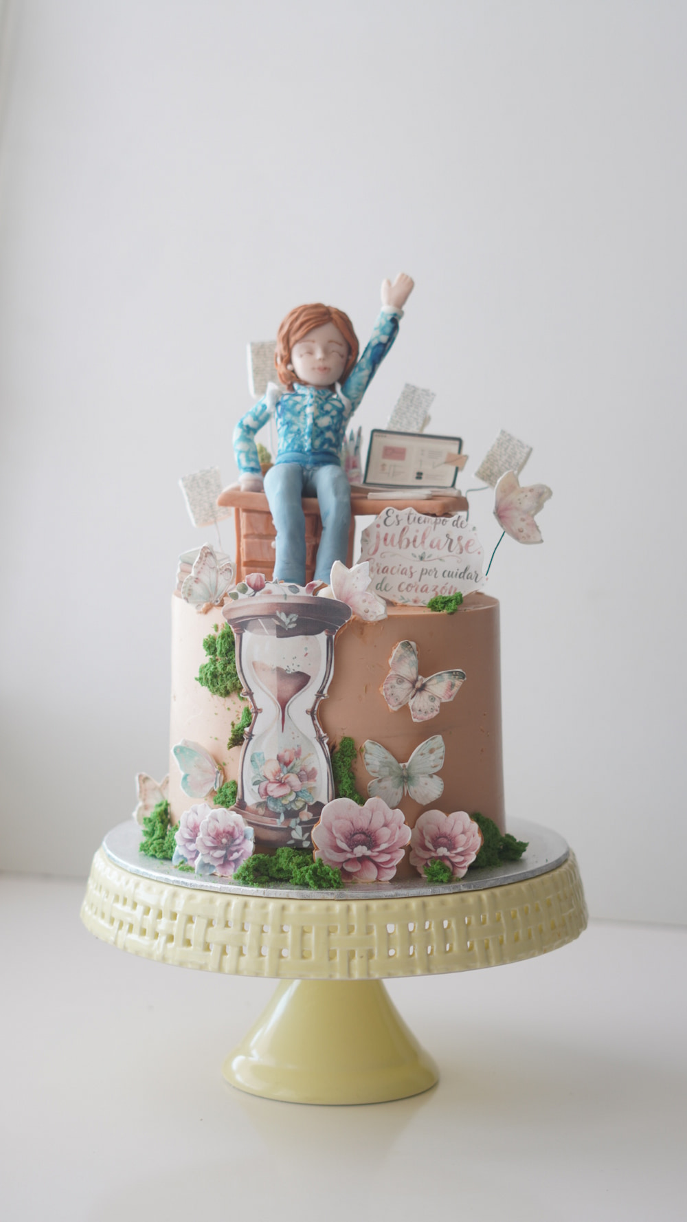 TARTAS CON MODELAJE A MANO EN 3D Tarta de cumpleaños personalizada elaborada artesanalmente en León, España, con decoración en fondant, pasta de azúcar o modelaje 3D, y temática de jubilación