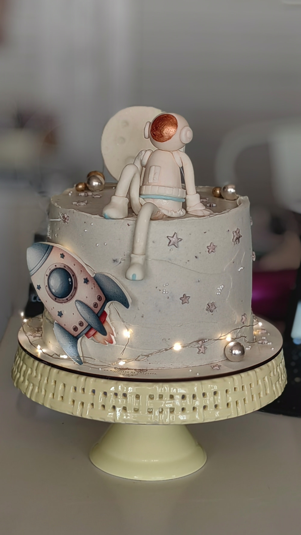 TARTAS CON MODELAJE A MANO EN 3D Tarta de cumpleaños personalizada elaborada artesanalmente en León, España, con decoración en fondant, pasta de azúcar o modelaje 3D, y temática de espacio, astronauto, galaxia, estrellas