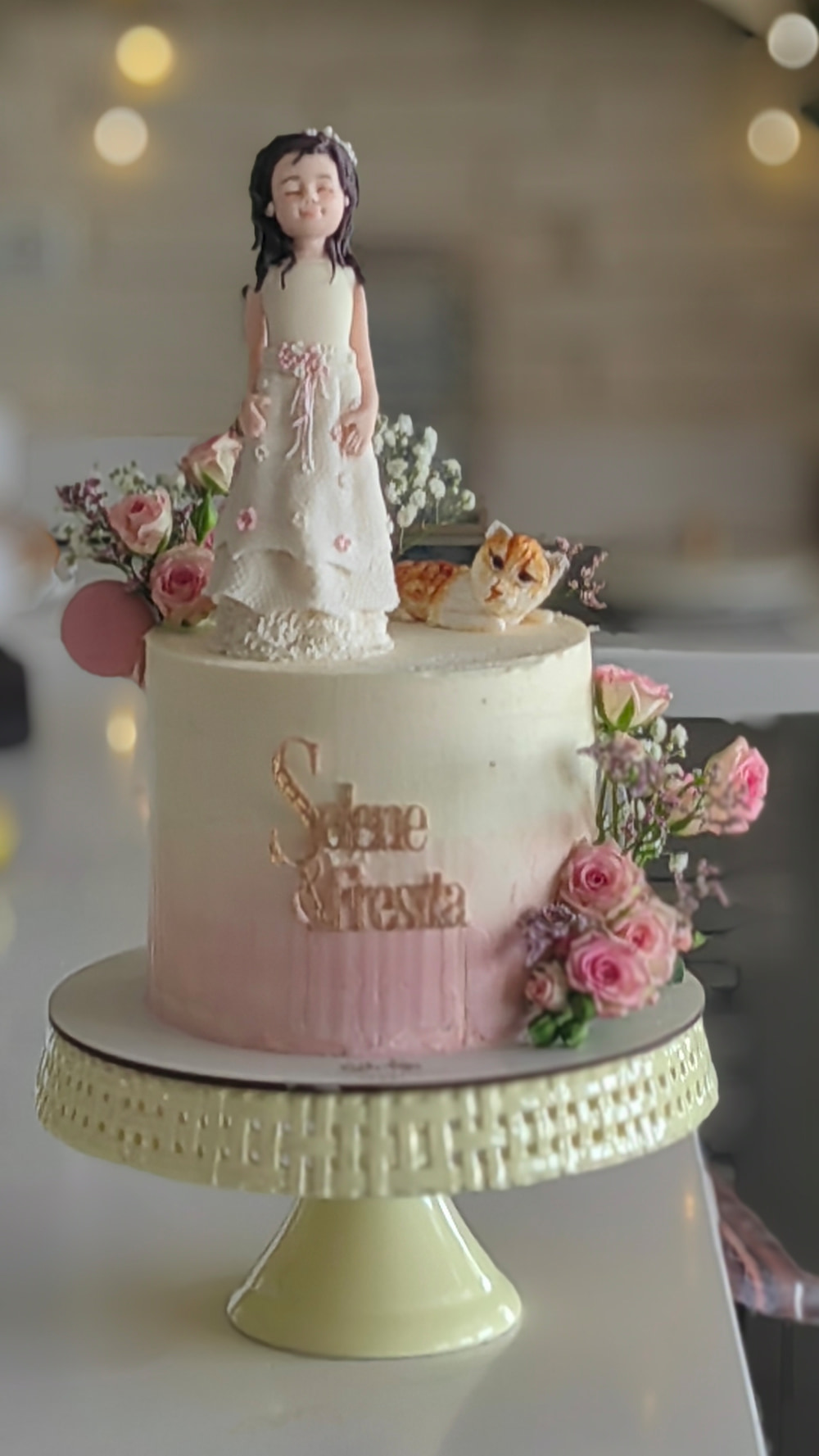 TARTAS CON MODELAJE A MANO EN 3D Tarta de cumpleaños personalizada elaborada artesanalmente en León, España, con decoración en fondant, pasta de azúcar o modelaje 3D, y temática de comunion