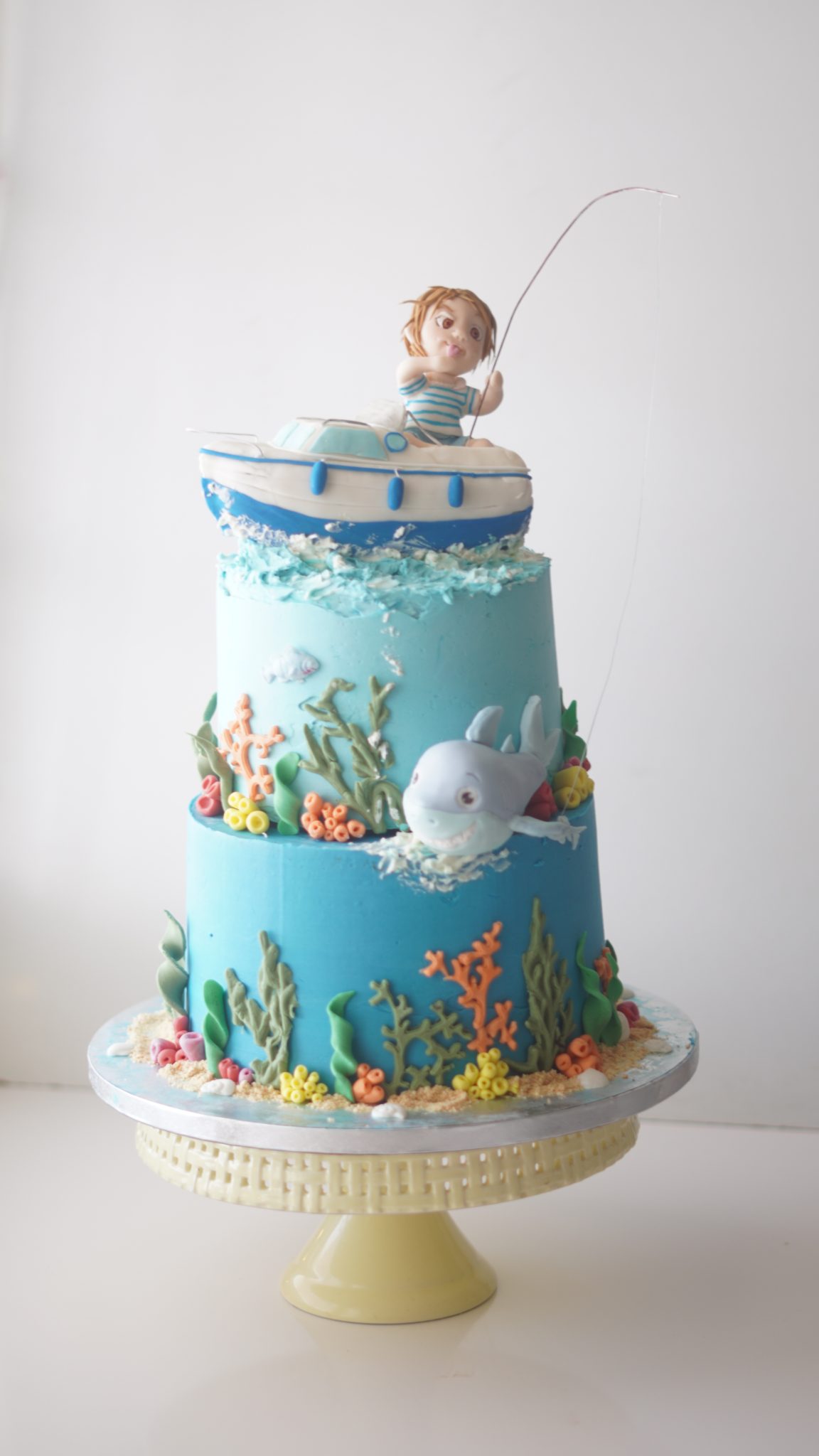 TARTAS CON MODELAJE A MANO EN 3D Tarta de niño pescando tiburón